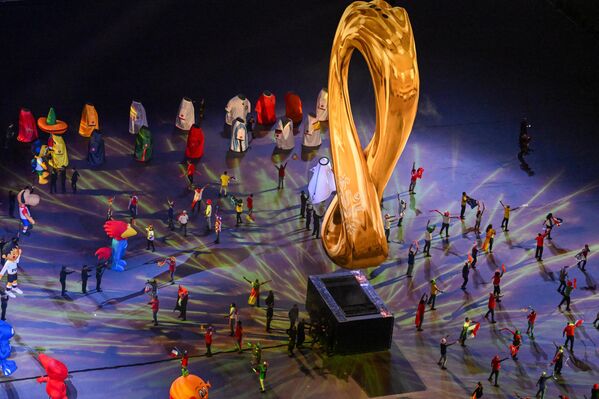 2022年11月20 日，在多哈海灣球場舉行的卡塔爾2022年世界杯開幕式上，舞者表演。 - 俄羅斯衛星通訊社