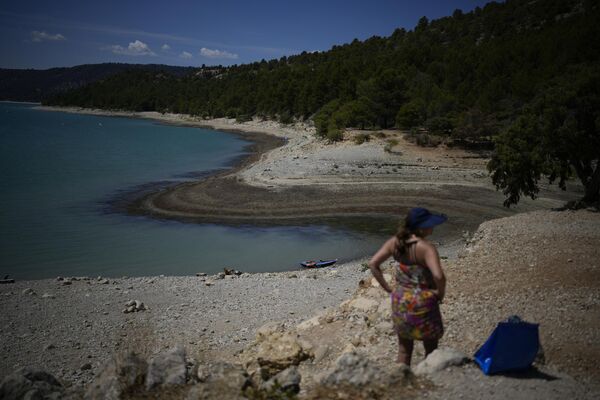 2022年8月9日，一名日光浴者站在法國南部韋爾東峽谷乾涸的水線前。法國正處於今年第四次熱浪之中，該國正面臨有記錄以來最嚴重的乾旱天氣。 - 俄羅斯衛星通訊社