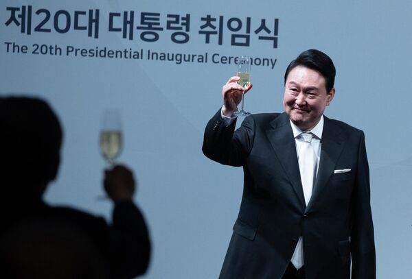 2022年5月10 日，韓國總統尹錫悅在首爾一家酒店舉行的就職晚宴上向外國賓客敬酒。 - 俄羅斯衛星通訊社