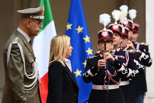 2022年10月23日，意大利新任總理喬治亞·梅洛尼抵達羅馬基吉宮參加交接儀式。極右翼領導人梅洛尼在其政黨贏得歷史性選舉後，於2022年10月21日被任命為意大利總理，成為第一位領導意大利政府的女性總理。 - 俄羅斯衛星通訊社