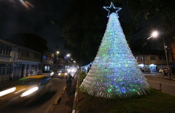 哥倫比亞波哥大市布設的再生材料樅樹。 - 俄羅斯衛星通訊社