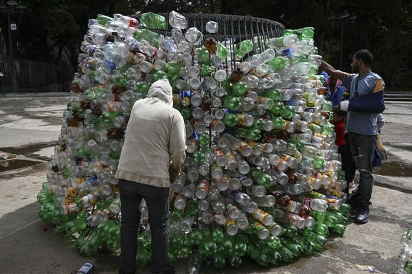 委內瑞拉非政府非商業組織Oko Spire職工正在收集塑料瓶製作樅樹產品。該組織計劃用此方法為加拉加斯市減少15000個塑料瓶。 - 俄羅斯衛星通訊社
