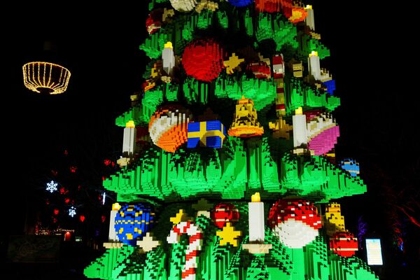 丹麥比隆德樂高樂園的一棵樂高聖誕樹。這是遊樂園有史以來第一次在聖誕節假期對遊客開放。 - 俄羅斯衛星通訊社