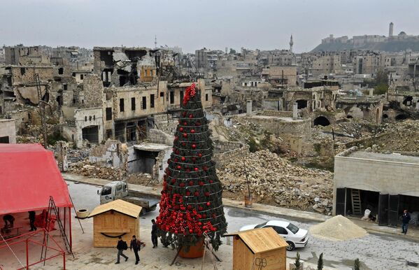 工人在阿爾哈塔布廣場安裝的新年樅樹。該廣場是敘利亞北部阿勒頗市最古老的廣場之一。 - 俄羅斯衛星通訊社
