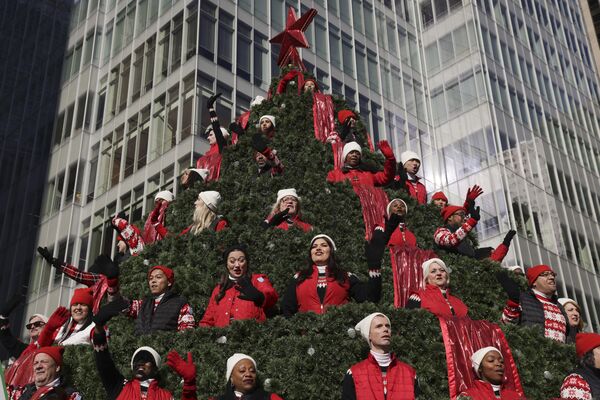 表演者在梅西聖誕樹上向紐約的觀眾揮手致意。 - 俄羅斯衛星通訊社