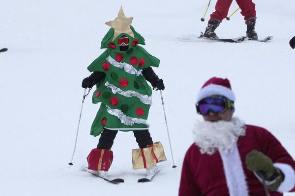 滑雪者身穿新年樅樹服裝參加公益活動。 - 俄羅斯衛星通訊社