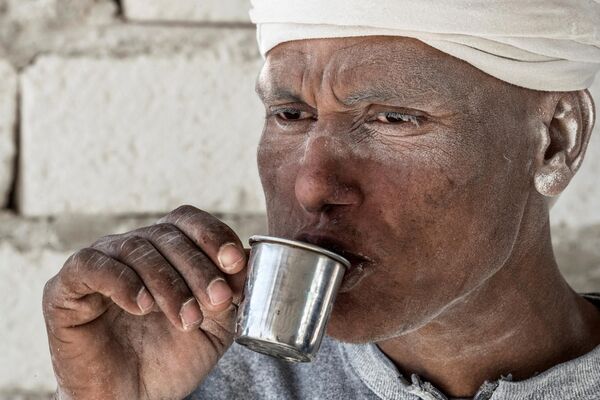 一名工人在埃及明亚市石灰岩采石场“白山”喝茶。 - 俄罗斯卫星通讯社