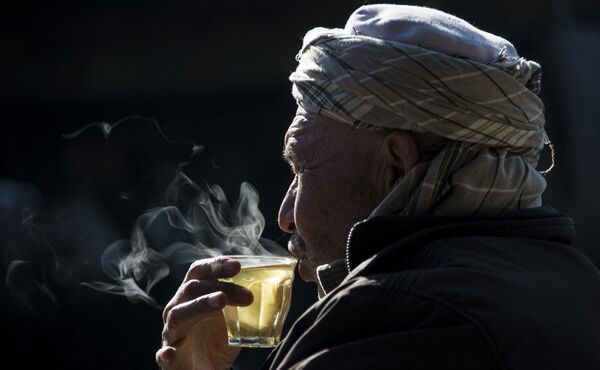 喀布爾市居民在二手車配件商店內喝茶。 - 俄羅斯衛星通訊社