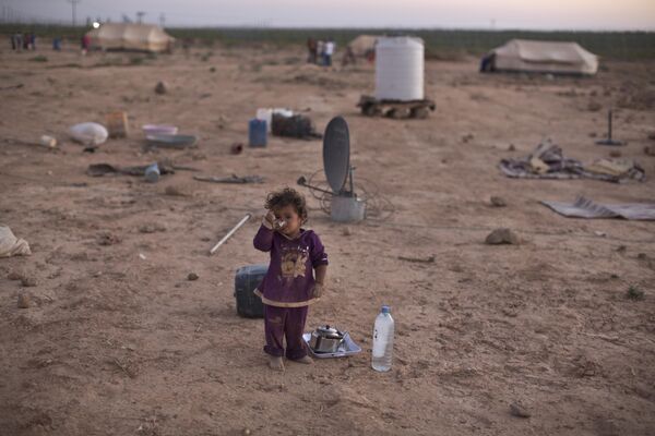 敘利亞難民兒童在馬夫拉克難民營內喝茶。 - 俄羅斯衛星通訊社