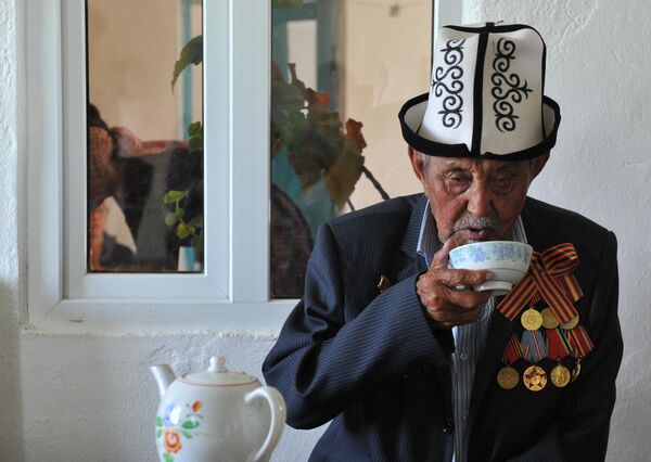 93歲的吉爾吉斯斯坦二戰老兵薩爾達爾·阿克爾別科夫在家中喝茶。 - 俄羅斯衛星通訊社