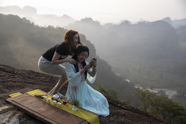 女孩們在福建武夷山山頂喝茶。 - 俄羅斯衛星通訊社