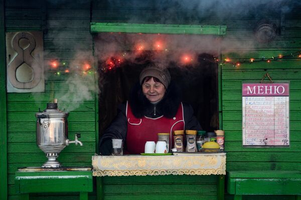 諾夫哥羅德州公路咖啡廳內的售貨員。 - 俄羅斯衛星通訊社