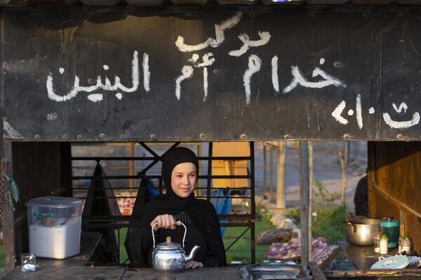 女孩正在向伊拉克朝聖者推薦茶葉。 - 俄羅斯衛星通訊社