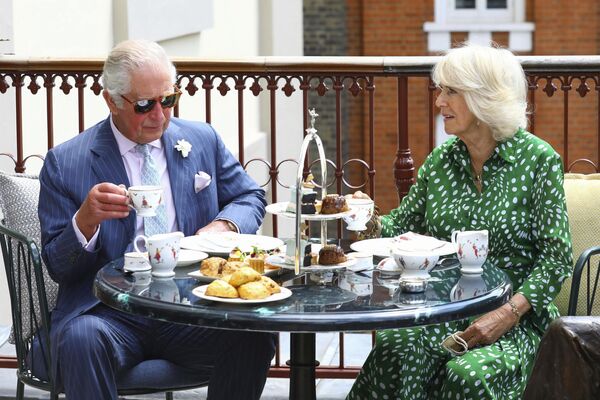 2021年，英國王儲查爾斯王子與卡米拉在倫敦喝茶。 - 俄羅斯衛星通訊社