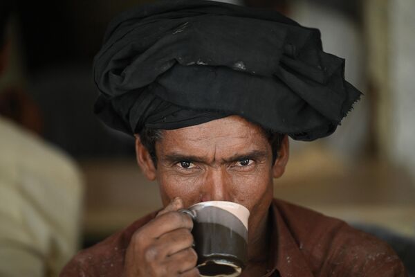 巴基斯坦男子在伊斯蘭堡的路邊餐廳喝茶。 - 俄羅斯衛星通訊社