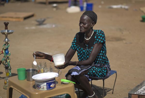 一位南蘇丹女難民在聯合國機構內煮茶。 - 俄羅斯衛星通訊社