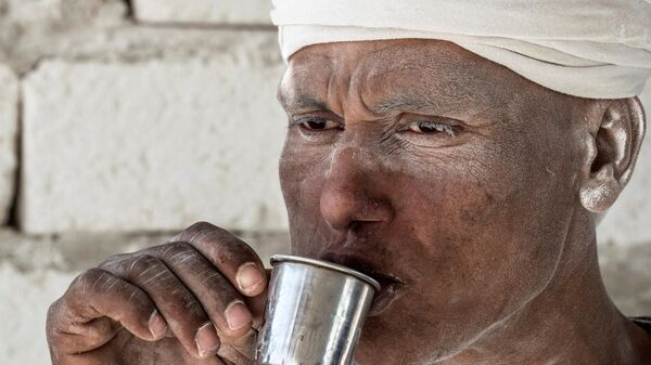 一名工人在埃及明亚市石灰岩采石场“白山”喝茶。
 - 俄罗斯卫星通讯社