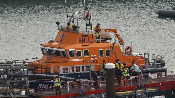 英吉利海峡移民船倾覆事件中至少4人丧生 - 俄罗斯卫星通讯社
