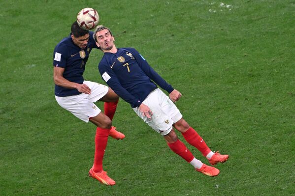 法国队员瓦拉内与格里兹曼（右）在与摩洛哥队比赛中争抢。 - 俄罗斯卫星通讯社