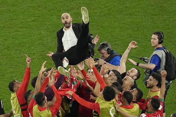 摩洛哥队主教练在与西班牙队比赛结束后被球员抛起庆祝。 - 俄罗斯卫星通讯社
