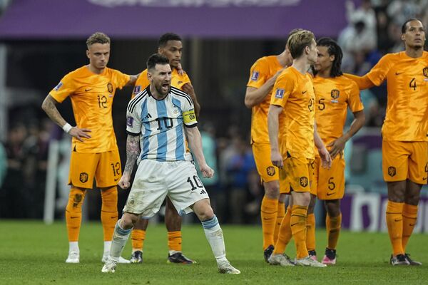 阿根廷隊員梅西在荷蘭隊員面前慶祝勝利。 - 俄羅斯衛星通訊社