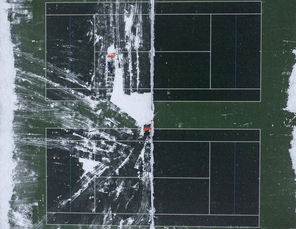 英國布倫切利網球場正在清掃積雪。 - 俄羅斯衛星通訊社