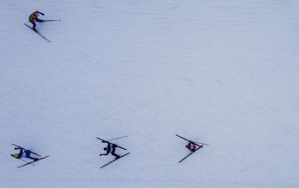 游客们在基罗夫斯克市“季尔瓦斯”滑雪场滑雪。 - 俄罗斯卫星通讯社