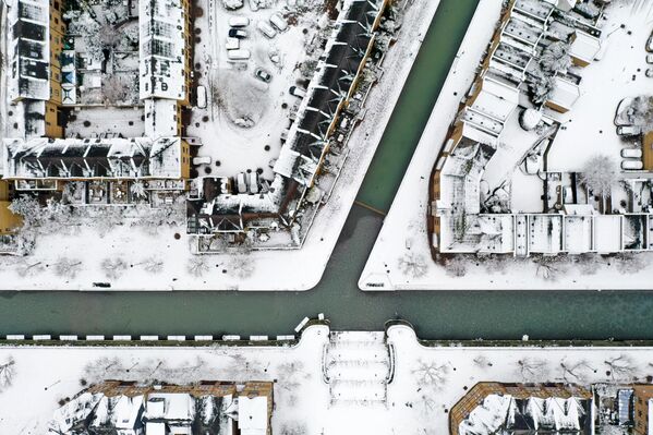 白雪覆蓋在倫敦沃平渠周邊的民居和道路上。 - 俄羅斯衛星通訊社