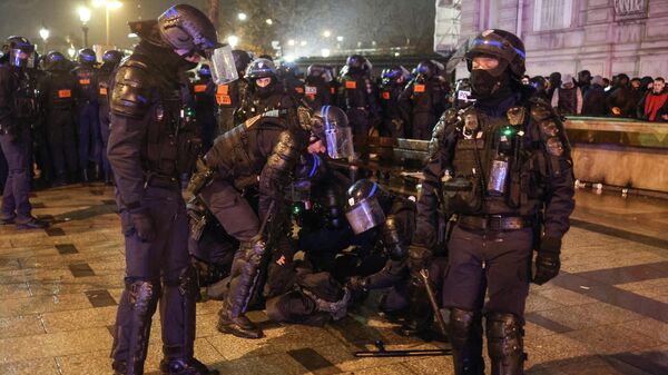 法國球迷與警察發生衝突 - 俄羅斯衛星通訊社