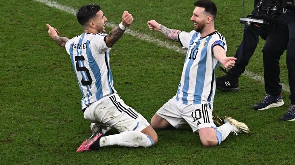阿根廷隊的梅西與萊昂德羅·帕雷德斯慶祝贏得卡塔爾2022年世界杯決賽 - 俄羅斯衛星通訊社