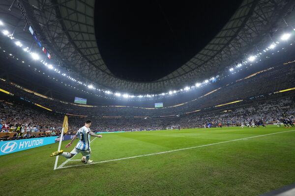 2022年12月18日，卡塔爾盧賽爾體育場，阿根廷隊的梅西在阿根廷對法國的世界杯決賽中開出角球。 - 俄羅斯衛星通訊社
