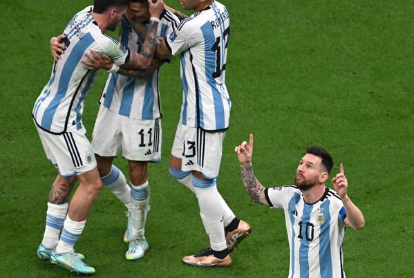 在阿根廷對法國的世界杯決賽中，阿根廷球員慶祝進球。（右為進球的梅西。） - 俄羅斯衛星通訊社