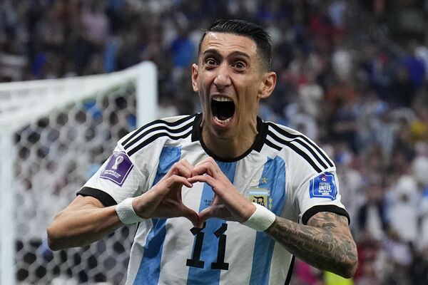 2022年12月18日，世界杯決賽中，阿根廷隊的安赫爾·迪馬利亞慶祝球隊攻入第二球。 - 俄羅斯衛星通訊社