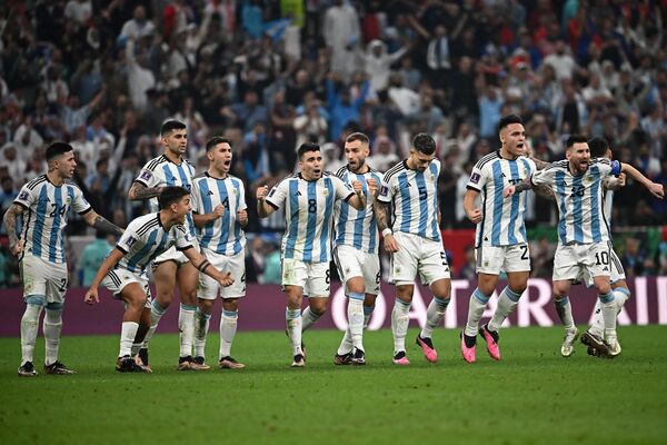 2022年12月18日，世界杯决赛中，阿根廷球员在点球大战中庆祝进球。 - 俄罗斯卫星通讯社