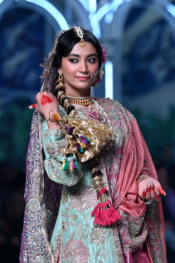 模特們在巴基斯坦高級婚紗時裝秀上展示Souchaj系列婚紗。 - 俄羅斯衛星通訊社