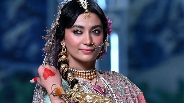 模特们在巴基斯坦高级婚纱时装秀上展示Souchaj系列婚纱。 - 俄罗斯卫星通讯社