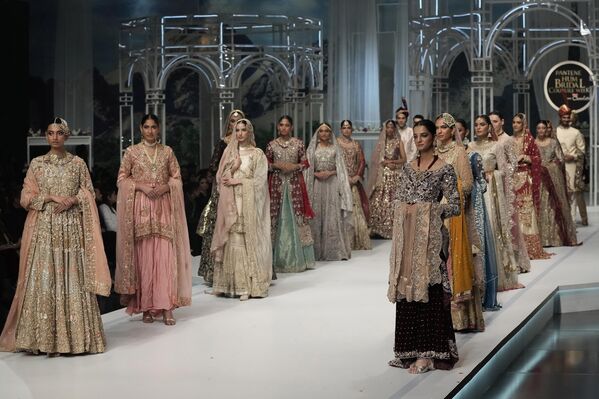 模特們在巴基斯坦高級婚紗時裝秀上展示Nayla系列婚紗。 - 俄羅斯衛星通訊社
