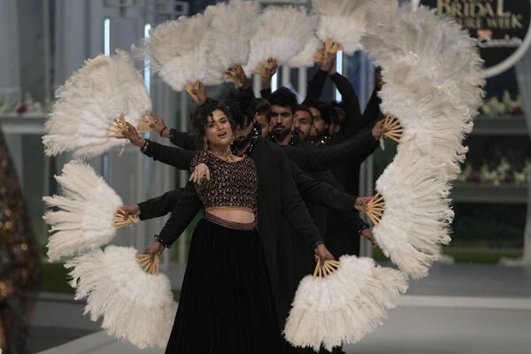 模特們在巴基斯坦高級婚紗時裝秀上展示Fahad Hussain系列婚紗。 - 俄羅斯衛星通訊社