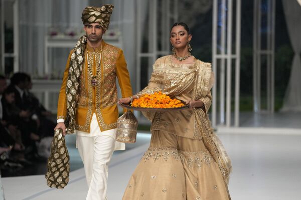 模特们在巴基斯坦高级婚纱时装秀上展示Shoaib Ismail系列婚纱。 - 俄罗斯卫星通讯社