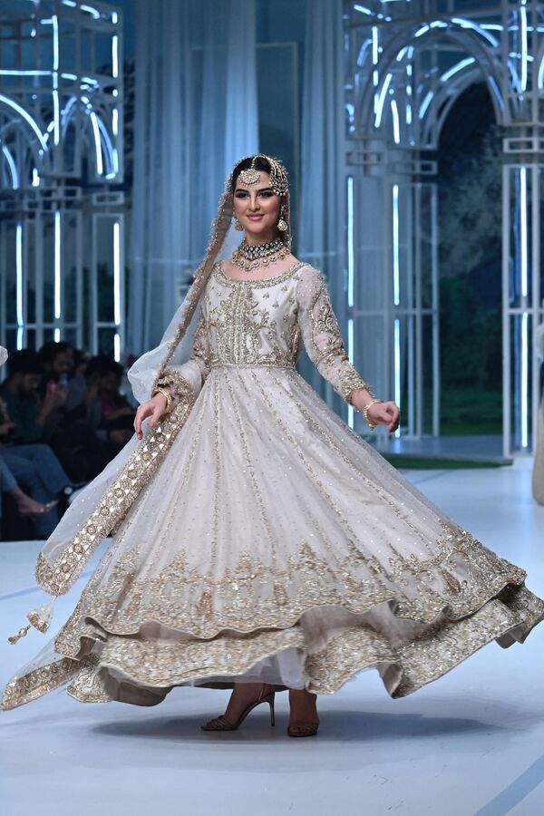 模特們在巴基斯坦高級婚紗時裝秀上展示Maha Wajahat系列婚紗。 - 俄羅斯衛星通訊社