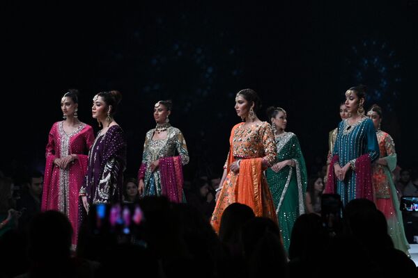 模特们在巴基斯坦高级婚纱时装秀上展示Haris Shakeel系列婚纱。 - 俄罗斯卫星通讯社