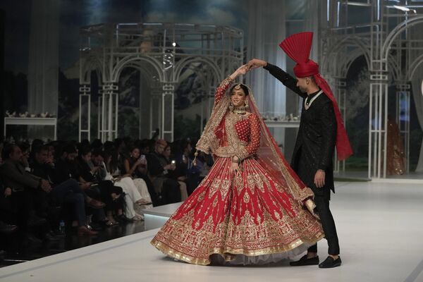 模特们在巴基斯坦高级婚纱时装秀上展示Maha Wajahat系列婚纱。 - 俄罗斯卫星通讯社