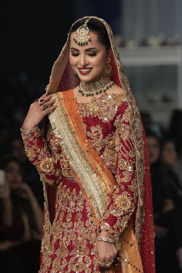 模特们在巴基斯坦高级婚纱时装秀上展示Nayla H系列婚纱。 - 俄罗斯卫星通讯社