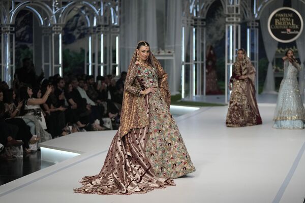 模特们在巴基斯坦高级婚纱时装秀上展示Shoaib Ismail系列婚纱。 - 俄罗斯卫星通讯社