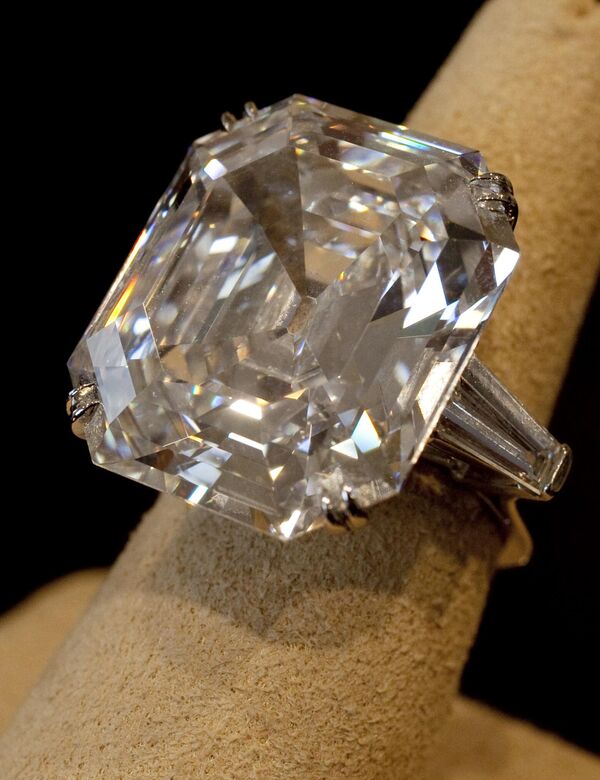紐約佳士得拍賣會上的“伊麗莎白·泰勒鑽石”，重達33.19克拉，由理查德·伯頓贈送。不同尋常的切割法讓它看起來更加神奇。 - 俄羅斯衛星通訊社