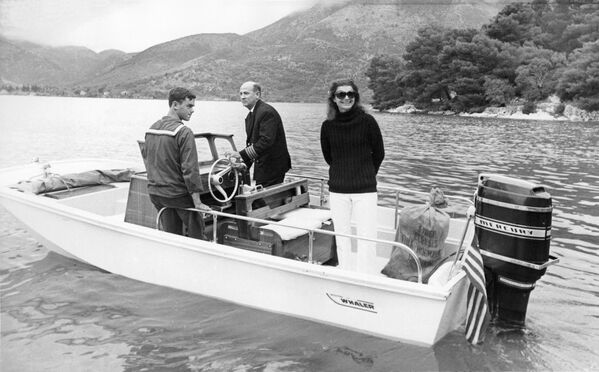 1968年，希臘，傑奎琳乘船從斯科皮奧斯島前往馬杜里島。名人新聞報道中的女主角獲贈了整座島嶼。億萬富翁奧納西斯向美國前總統肯尼迪的遺孀傑奎琳介紹了希臘的斯科皮奧斯島，後來他們在那裡舉行了婚禮。 - 俄羅斯衛星通訊社