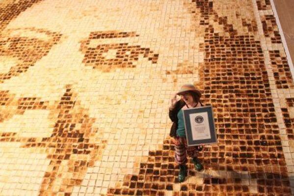 英國，藝術家勞拉·哈德蘭製作的吐司畫像。這個女人決定用烤麵包做她婆婆的肖像來贏得她的歡心。根據吉尼斯世界紀錄記載，她花了大約600條麵包和9852個烤麵包來製作此肖像。 - 俄羅斯衛星通訊社