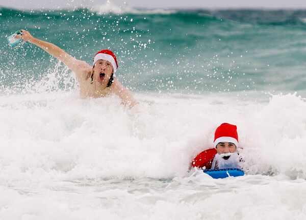 身穿聖誕老人服裝的悉尼年輕人們在海中衝浪。 - 俄羅斯衛星通訊社