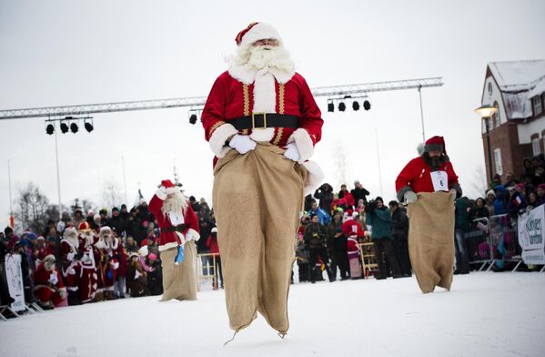 爱沙尼亚、荷兰和瑞典圣诞老人在瑞典耶利瓦勒镇参加跳口袋比赛。 - 俄罗斯卫星通讯社
