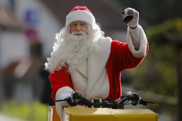 圣诞老人骑车前往德国希默尔福特镇圣诞邮局。 - 俄罗斯卫星通讯社